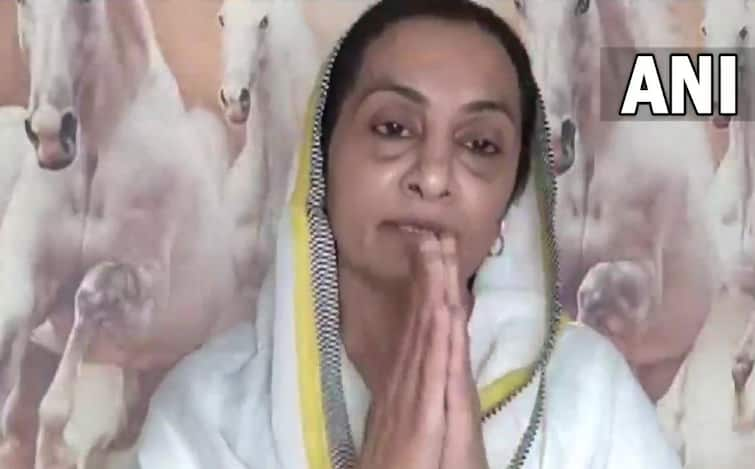 Hanuman Chalisa Row: NCP leader Fahmida Hasan Khan  asked HM Amit Shah for permission to chant prayers of every religion in front of PM Modi's residence Hanuman Chalisa Row: NCP નેતા ફહેમિદા હસને PM આવાસની બહાર હનુમાન ચાલીસા પાઠની માંગી મંજૂરી, ગૃહ મંત્રીને લખ્યો પત્ર