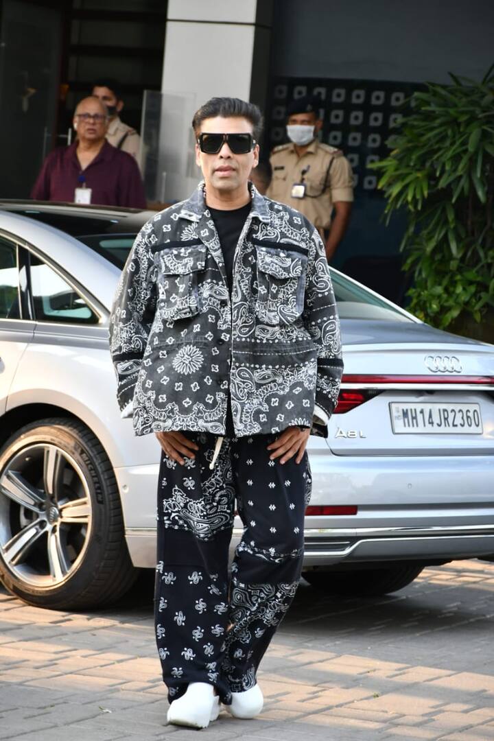 इस दौरान करण जौहर एयरपोर्ट को ब्लैक रंग के सूट में नजर आए. हमेशा की तरह करण की आउटफिट काफी जैजी नजर आई.