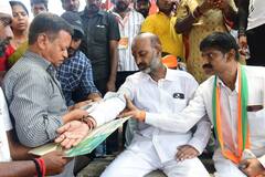 In Pics: బండి సంజయ్‌కు అస్వస్థత, పాదయాత్రలోనే వైద్య పరీక్షలు - ఫోటోలు