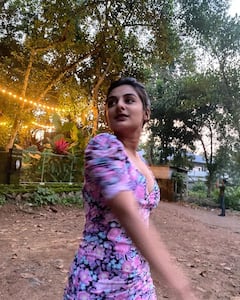 Esther Anil Photos: అప్పుడు క్యూట్ ఇప్పుడు హాట్, పూల డ్రెస్సులో దృశ్యం పిల్ల