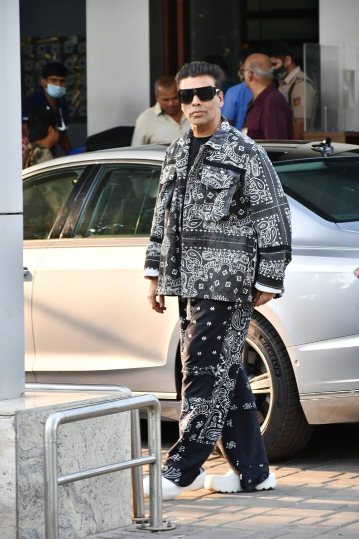 फिल्म 'रॉकी और रानी की प्रेम कहानी' की स्टारकास्ट को कलिना एयरपोर्ट पर स्पॉट किया गया.