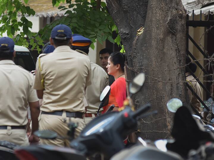 Amravati MP Navneet Rana and husband MLA Ravi Rana approach the Bombay High Court Matoshree-Hanuman Chalisa row पहुंचा बॉम्बे हाईकोर्ट, FIR के खिलाफ सांसद नवनीत और रवि राणा ने लगाई याचिका