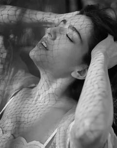 Sara Ali Khan Photo: બ્લેક એન્ડ વ્હાઇટ ફોટોમાં સુંદર લાગી સારા અલી ખાન