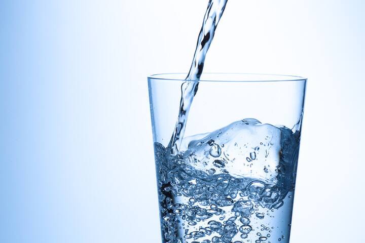 खाने की थाली के साथ 1 गिलास पानी जरूर रखें. शरीर को स्वस्थ रखने के लिए पानी बहुत ही जरूरी माना जाता है.