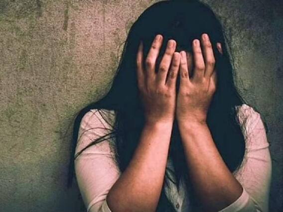 Jalaun: फेसबुक पर दोस्ती के बाद होटल बुलाकर रेप, महिला ने दरोगा पर लगाया संगीन आरोप Jalaun: फेसबुक पर दोस्ती के बाद होटल बुलाकर रेप, महिला ने दरोगा पर लगाया संगीन आरोप