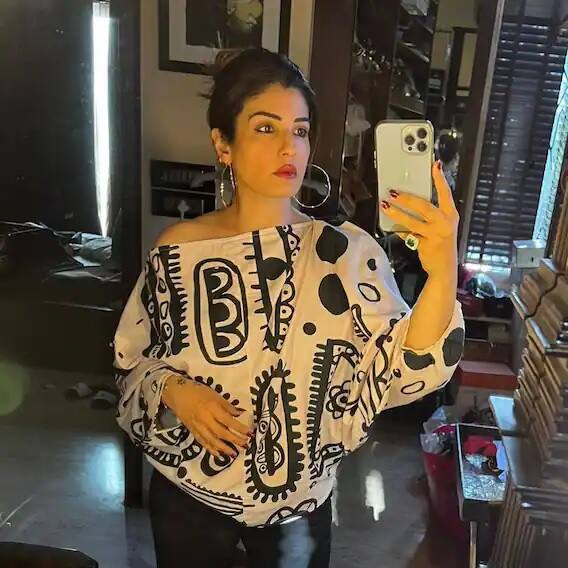 રવીનાની આ મિરર સેલ્ફીઓમાં તેનો હસીન ચહેરો તો દાખાય જ છે. સાથે તેના ઘરની ઝલક પણ ફોટોમાં દેખાઈ રહી છે.