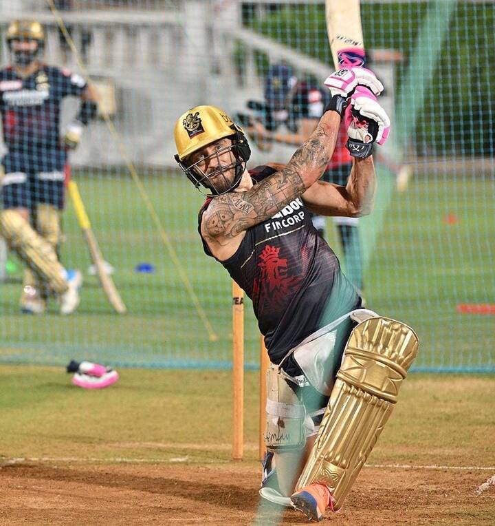 इसके अलावा टीम के कप्तान  फाफ डुप्लेसिस ने भी नेट्स पर पसीना बहाया. वो एक बार फिर से अपने प्रदर्शन से टीम को एक शानदार जीत दिलाने के लिए तैयार हैं.  (फोटो क्रेडिट: RCB/instagram)