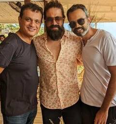 Kgf team : திரையரங்குகளில் பட்டய கிளப்பிய படம்.. வெற்றிக்கொண்டாட்டத்தில் கேஜிஎஃப் குழு!