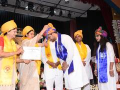 MP News: डॉ. गौर केंद्रीय विश्वविद्यालय का 30वां दीक्षांत समारोह, पारंपरिक वेशभूषा में छात्रों ने ली उपाधि