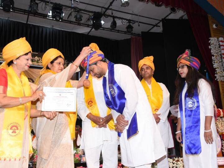 दीक्षांत समारोह की मुख्य अतिथि केन्द्रीय शिक्षा राज्य मंत्री, भारत सरकार अन्नपूर्णा देवी थीं. विशिष्ट अतिथि प्रख्यात कलाकार और नई दिल्ली के सांसद मनोज तिवारी ने ऑनलाइन माध्यम से दीक्षांत समारोह को संबोधित किया. मध्य प्रदेश सरकार के लोक निर्माण, कुटीर और ग्रामोद्योग मंत्री गोपाल भार्गव ने वीडियो संदेश के माध्यम से इसे संबोधित किया.