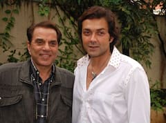 Bobby Deol Dharmendra Bonding: बचपन में बेटे बॉबी को ज्यादा वक्त नहीं दे पाए थे धर्मेंद्र, एक्टर बोले- वो दिन-रात मेहनत करके सेट पर सो जाते थे