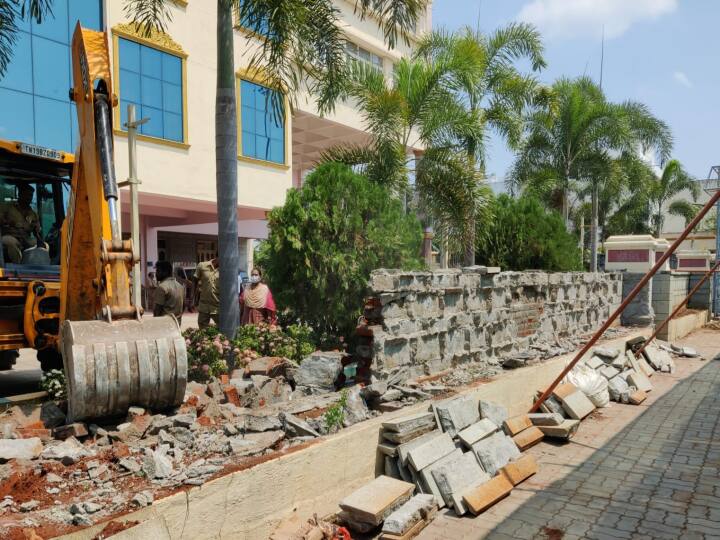 melmaruvathur temple chengalpattu reported that the temple administration has occupied most of the places in Melmaruvathur enchrocheme ஏரியை ஆக்கிரமித்த மேல்மருத்துவர் சித்தர் பீடம் - நீதிமன்ற உத்தரவுப்படி இடித்து தள்ளும் அதிகாரிகள்