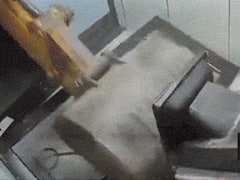 Crime News: मुंबई के सांगली में चोरों का हथियार बना बुलडोजर, ATM मशीन को तोड़कर चुराए 27 लाख रुपए