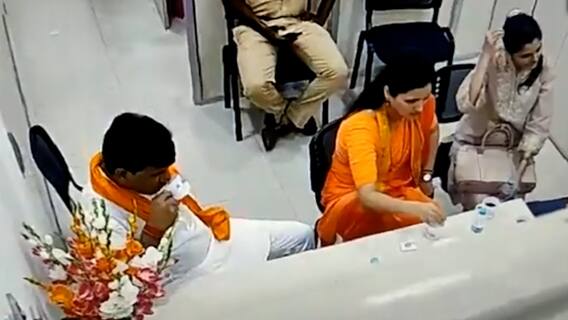 Hanuman Chalisa Row:  Video viral of Navneet Rana and Ravi Rana having tea in the police station | ABP News