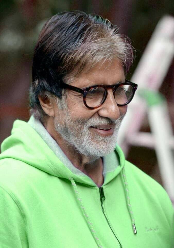 बॉलीवुड के महानायक अमिताभ बच्चन रनवे में अहम किरदार निभा रहे हैं. मीडिया रिपोर्ट की मानें तो रनवे 34 के लिए अमिताभ ₹150000000 फीस चार्ज कर रहे हैं.