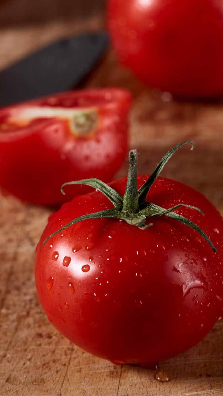 Tomatoes Shelf Life: फ्रीजमध्ये आपण बऱ्याच भाज्या आणि टोमॅटो ठेवतो. मात्र, अनेकदा फ्रीजमध्येही टोमॅटो खराब होतात.