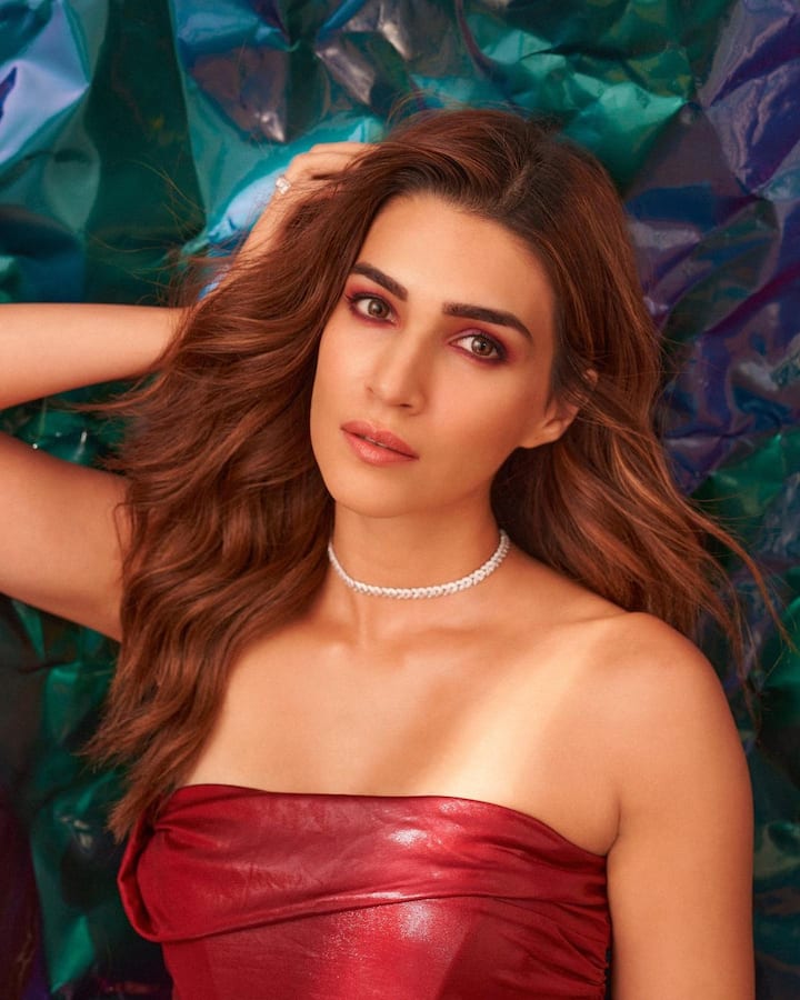 क्रिती सेनन यावेळी शॉर्ट वन पीस ड्रेस परिधान करताना दिसली.(photo:kritisanon/ig)