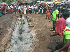 கரூர்: கோலாகலமாக கொண்டாடப்படும் மாரியம்மன் திருவிழா: தீ மிதித்து பக்தர்கள் நேர்த்திக்கடன்!