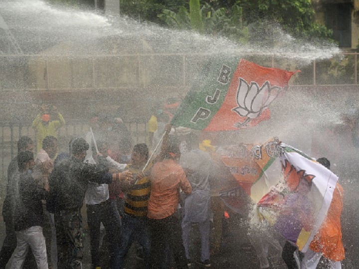 West Bengal Police Use Water Cannon To Disperse BJP Protest Rally BJYM president Tejasvi Surya Bikash Bhavan Kolkata Sukanta Majumdar Mamata Banerjee Bengal: Police Use Water Cannon To Disperse BJP Protest Rally Led By Tejasvi Surya | WATCH