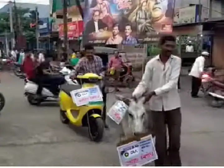Maharashtra: Man Ties E-Scooter To Donkey, Parades It Across Town. Here’s Why Maharashtra: 6 రోజులకే చెడిపోయిన ఓలా స్కూటర్ -  గాడిదకు కట్టి ఊరేగించేసిన యజమాని !