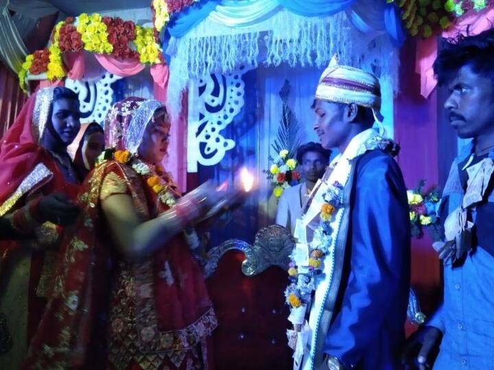 Unique marriage in Sonbhadra three generations granddaughter to grandparents married together ann Sonbhadra: सोनभद्र में अनोखी शादी, पोती के साथ दादा-दादी, माता-पिता समेत तीन पीढ़ियों ने एक साथ लिए फेरे