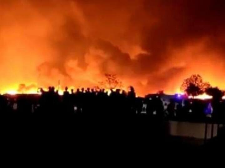  Massive fire breaks out in garbage near sector-6 of Manesar in haryana Gurugram district  ann Fire in Manesar: रात को लगी आग ने सब कुछ कर दिया राख, लोगों के पास ना खाने का सामान, ना सिर छिपाने को छत