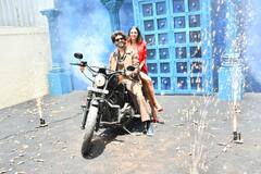 Bhool Bhulaiyaa 2 Trailer Launch: कार्तिक आर्यन संग शॉर्ट रेड ड्रेस में बाइक पर कियारा ने ली धमाकेदार एंट्री, सामने आईं ये तस्वीरें