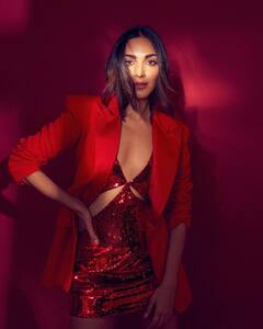 Kiara Advani Photos : रेड ड्रेस में इतनी स्टनिंग लगीं कियारा आडवाणी, फोटोज़ से नज़र हटाना होगा मुश्किल