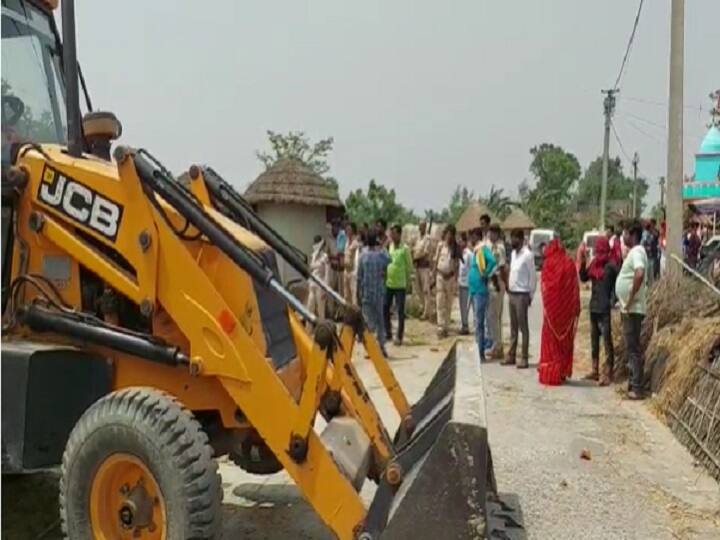 Nitish kumars bulldozer in Lalu yadavs village Action against encroachment, administration demolished houses in gopalganj ann Watch: लालू के गांव में नीतीश का बुलडोजर! अतिक्रमण के खिलाफ कार्रवाई, प्रशासन ने घरों को किया ध्वस्त
