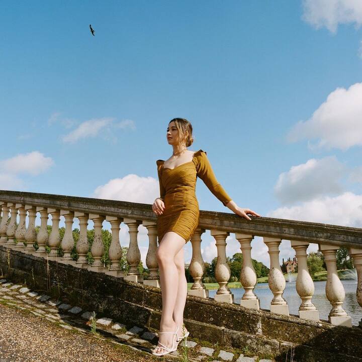 आता सारा तेंडुलकर लवकरच बॉलिवूडमध्ये पदार्पण करण्याची शक्यता आहे. साराने अभिनयाचे प्रशिक्षणही घेतलं आहे, अशी माहिती सुत्रांनी दिली आहे. साराने लंडन विद्यापीठात तिचं शिक्षण पूर्ण केलं आहे.(photo:saratendulkar/ig)