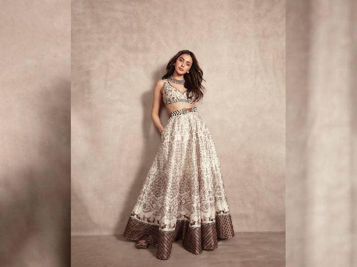 नुकतेच अभिनेत्रीने एक खास फोटोशूट केले आहे. यात तिने लेहंगा परिधान केला आहे.