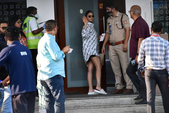 हील्स को छोड़ अपनी जर्नी को कम्फर्टेबल बनाए रखने के लिए उन्होंने व्हाइट फ्लिप-फ्लॉप्स को चुना.
