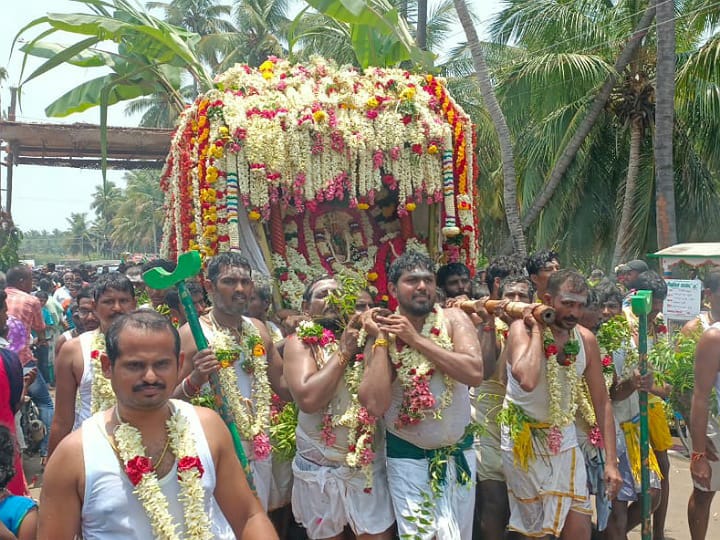 கரூர்: கோலாகலமாக கொண்டாடப்படும் மாரியம்மன் திருவிழா: தீ மிதித்து பக்தர்கள் நேர்த்திக்கடன்!