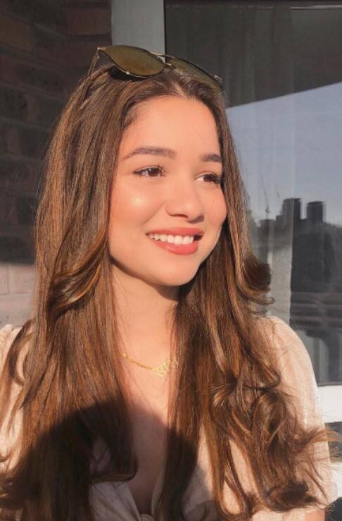 கண்மூடி திறக்கும் போது கடவுள் எதிரே வந்தது போல அடடா என் கண் முன்னாடி அவளே வந்து நின்றாளே