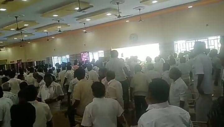 Conflict in the AIADMK by-election in Trichy - a commotion due to the change of chairs திருச்சியில் நடந்த அதிமுக உட்கட்சித் தேர்தலில் மோதல் - நாற்காலிகளை மாறி மாறி வீசிக்கொண்டதால் பரபரப்பு