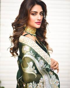 Nusrat Jahan Photos : ट्रांसपेरेंट साड़ी पहन इस तरह शरमाईं नुसरत जहां, फैंस बोले- 'Divine Beauty'