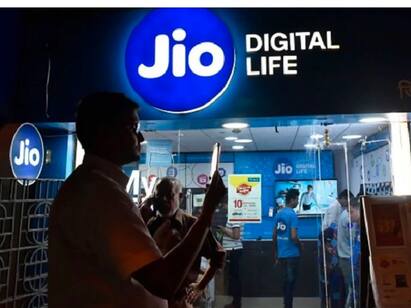 Reliance Jio: 2 Long Term pre paid schemes Jio Plans : ஜியோ புதிய ப்ரீபெய்டு ப்ளான்கள்! ரு.899 மற்றும் ரூ.395.. இதுல என்ன ஸ்பெஷல் தெரியுமா?