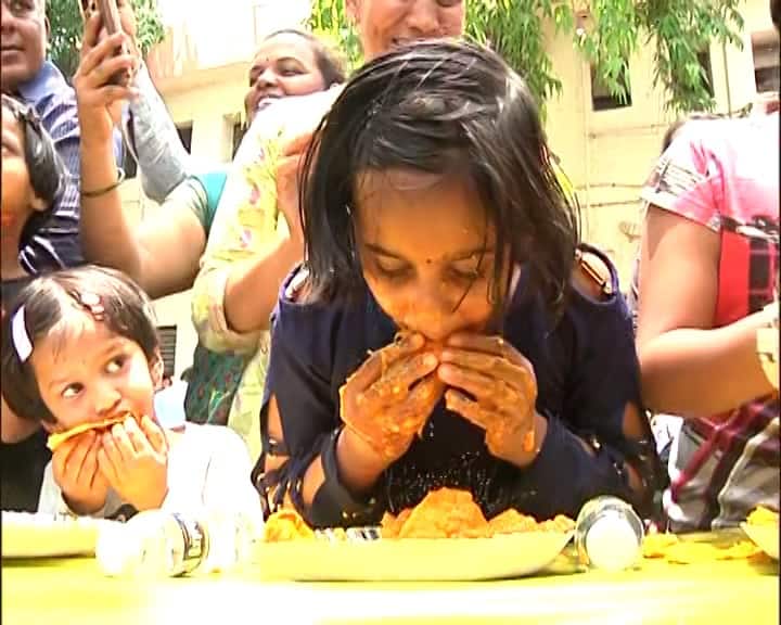 या स्पर्धेचे आयोजक रवी सहाणे यांनी तिला आंब्याची पेटी बक्षीस म्हणून दिली.