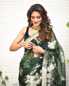 Nusrat Jahan Photos: ટ્રાન્સપરન્ટ સાડી પહેરી સાંસદ નુસરત ઝહાંએ બતાવ્યો નેચરલ બ્યુટી અંદાજ, જુઓ ફોટો