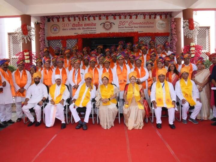 इस अवसर पर विश्वविद्यालय की कुलपति प्रोफेसर नीलिमा गुप्ता ने प्रतिवेदन प्रस्तुत किया. कार्यक्रम की अध्यक्षता विश्वविद्यालय के कुलाधिपति प्रोफेसर बलवंतराय शांतिलाल जानी ने की. अतिथियों द्वारा डॉ. गौर और ज्ञान की देवी सरस्वती की प्रतिमा पर माल्यार्पण और दीप प्रज्वलन के साथ कार्यक्रम की शुरुआत हुई.