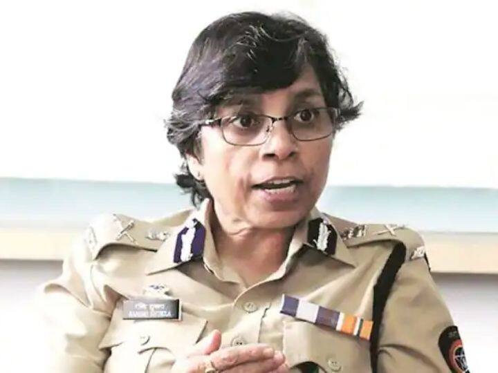 mumbai police filed charge sheet against ips officer rashmi shukla over phone tapping case  रश्मी शुक्लांविरोधात मुंबई पोलिसांकडून 700 पानी चार्जशीट दाखल, संजय राऊतांचा जबाब नोंद 