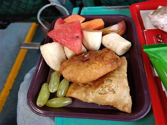 Iftar In Train: शताब्दी एक्सप्रेस में यात्रा कर रहे रोजेदार को मिला ‘सरप्राइज इफ्तार’, कैटरिंग स्टाफ ने जीता दिल Iftar In Train: शताब्दी एक्सप्रेस में यात्रा कर रहे रोजेदार को मिला ‘सरप्राइज इफ्तार’, कैटरिंग स्टाफ ने जीता दिल