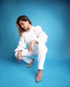 ਵ੍ਹਾਈਟ ਪੈਂਟਸੂਟ 'ਚ Rashami Desai ਨੇ ਫਲੌਂਟ ਕੀਤਾ ਆਪਣਾ ਬੌਸ ਬੇਬੀ ਸਟਾਈਲ, ਵੇਖ ਫੈਨਸ ਹੋਏ ਇੰਪ੍ਰੈਸ