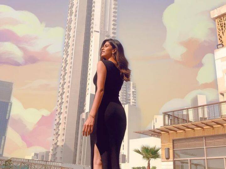 सोशल मीडियावर श्रुती तुफान सक्रिय आहे.