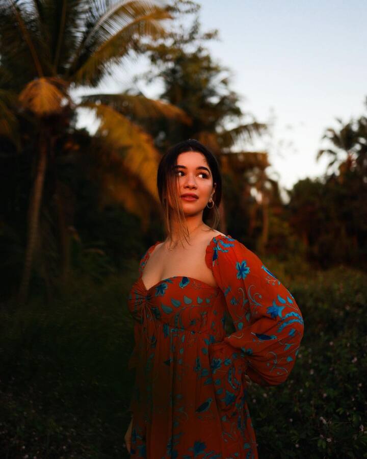 सारा सचिन तेंडुलकर या नावातच ग्लॅमर आहे. प्रसिद्धीच्या बाबतीत सारा ही वडील सचिन तेंडुलकरपेक्षा कमी नाही. तर दिसण्याच्या बाबतीत ती अनेक बॉलिवूड अभिनेत्रींना मागे टाकेल अशीच आहे.(photo:saratendulkar/ig)