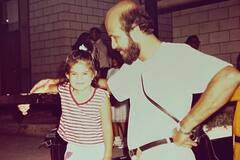 Guess Who: पिता के साथ क्यूट पोज़ देती दिख रही ये बच्ची है बच्चन पांडे की दिलरुबा, पहचाना क्या?