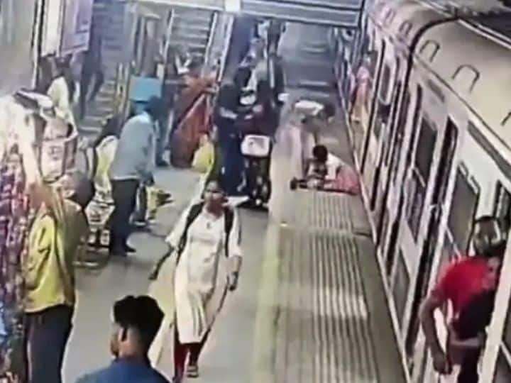 Viral Video news mumbai woman falls off moving train saved by guard marathi news Viral Video : चालत्या ट्रेनमधून पडलेल्या महिलेसाठी देवदूत बनून आला गार्ड, 'असा' वाचवला जीव, एकदा पाहाच!