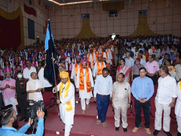 विश्वविद्यालय की कुलपति प्रोफेसर नीलिमा गुप्ता ने प्रतिवेदन प्रस्तुत करते हुए विश्वविद्यालय की प्रगति यात्रा को विस्तारपूर्वक बताया. उन्होंने कहा कि डॉ. गौर के संकल्पों और आदर्शों पर चलकर यह विश्वविद्यालय निरंतर प्रगति कर रहा है. विश्वविद्यालय अपनी शैक्षणिक गतिविधियों में सूचना प्रौद्योगिकी का उपयोग कर रहा है. विज्ञान और समाज विज्ञान के शिक्षकों को कई शोध परियोजनाएं अनुदान प्रदान करने वाली संस्थाओं द्वारा स्वीकृत की गईं हैं. शिक्षकों और शोधार्थियों ने कई अवार्ड हासिल किये हैं.