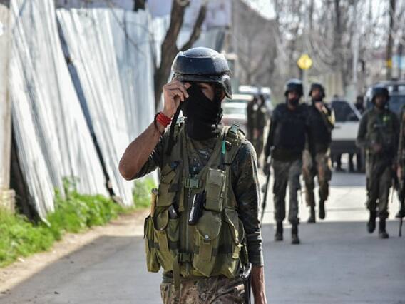 Jammu Kashmir Terrorist : काश्मीरमध्ये CRPF पथकावर दहशतवादी हल्ला; गोळीबारात एका नागरिकांचा मृत्यू, चौकशीचे आदेश Jammu Kashmir Terrorist : काश्मीरमध्ये CRPF पथकावर दहशतवादी हल्ला; गोळीबारात एका नागरिकांचा मृत्यू, चौकशीचे आदेश