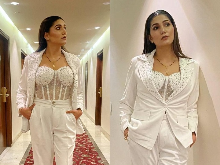 Punjab Sapna Choudhary Showed Off Her Glamorous Look In A White Transparent  Top | ट्रांसपेरेंट टाप में कातिलाना पोज देती नजर आईं Sapna Choudhary,  तस्वीरों ने मचाया इंटरनेट पर बवाल